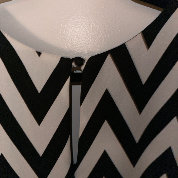 Black & White Flowey chevron print half crop top - Picture 3 of 7